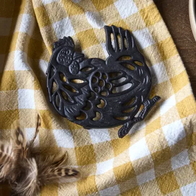 grytunderlägg-höna-i-svart-gjutjärn