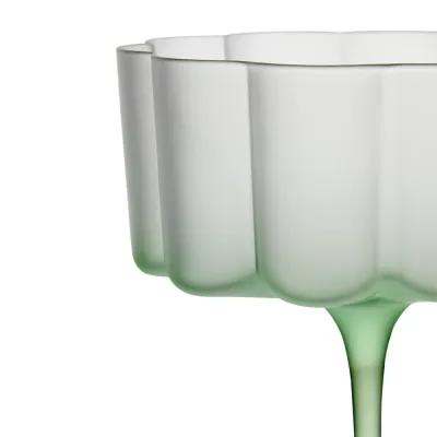 cocktail-dessert-glas-frostat-med-grön-fot