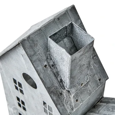 ljuslykta-med-tre-husfasader-i-zink