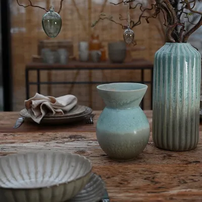 Glasägg Smoke Green slät i grönt glas hängande i påskris från Miljögården