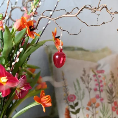 Glasägg Bright Pink slät ceriserosa i glas hängandes i påskris från Miljögården