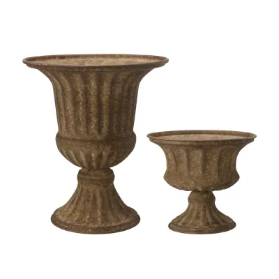 pokal-hilda-rostbrun-kruka-på-fot-i-två-storlekar-frilagd