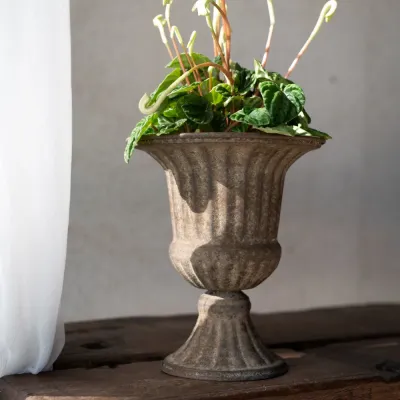 pokal-hilda-rostbrun-kruka-på-fot-large-miljöbild