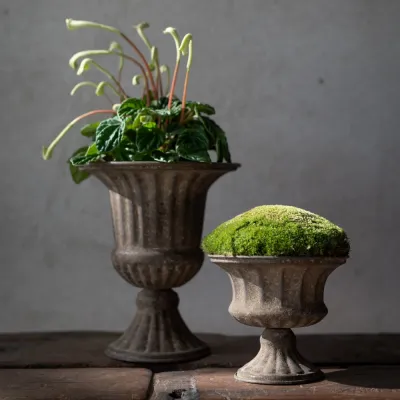 pokal-hilda-rostbrun-kruka-på-fot-i-två-storlekar-i-miljö