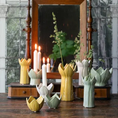 Ljusstake Ingela i grönmelerad design på bord – Wikholm Form