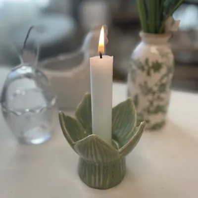 Ljusstaken Ingela med tänt ljus på bord – Wikholm Form