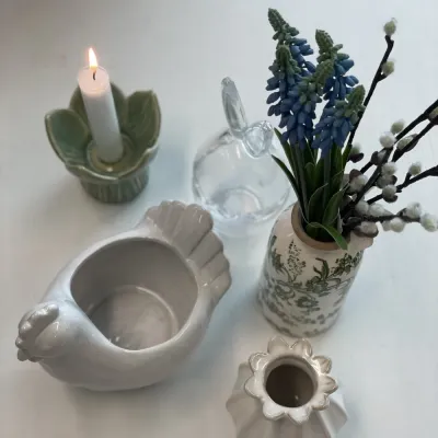 Ljusstaken Ingela med tänt ljus, taget ovanifrån – Wikholm Form