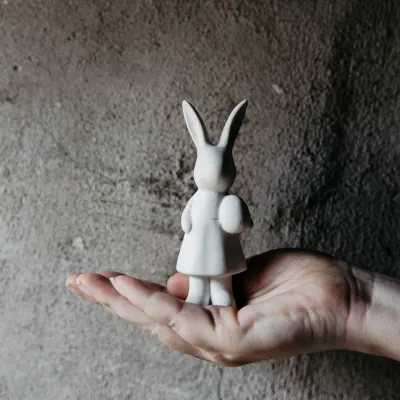 stående-kanin-med-ägg-vit-keramik
