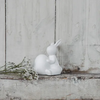 kanin-med-ägg-i-vit-keramik