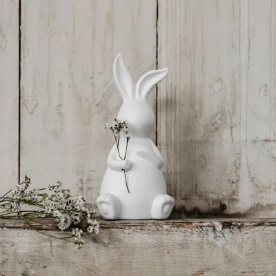 sittande-kanin-med-plats-för-en-kvist-vit-keramik