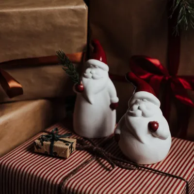 bosse-tomte-rund-vit-och-röd