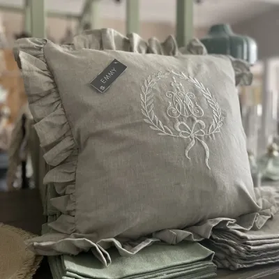 kuddfodral-emmy-monogram-brodyr-linfärgad-från-fondaco