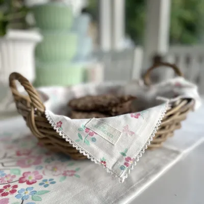 servett-brödkorgsduk-athea-vit-med-spetskant-från-greengate