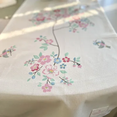 löpare-desdemona-vit-med-tryck-från-greengate