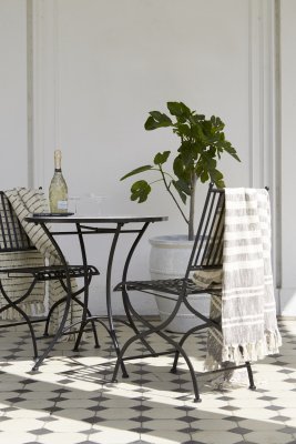 Venice svarta metallstolar i elegant miljö