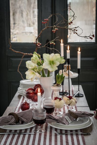 Dukat julbord med randiga textilier från Ernst i en rustik miljö.
