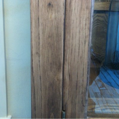 Detalbild på träådring på Marseille vitrinskåp i naturträ