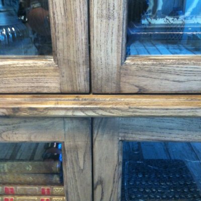 Närbild på träet till Marseille Vitrinskåp naturträ