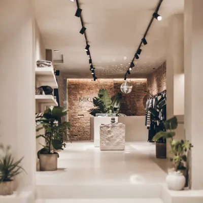 kalkfärgen-mikuta-från-kalklitir-på-vägg-i-berlin