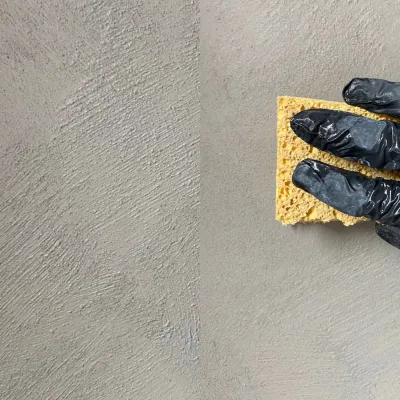 plaster-paint-på-vägg-svampas-efter-strykning-med-pensel