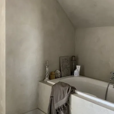 plaster-paint-på-vägg-från-kalklitir