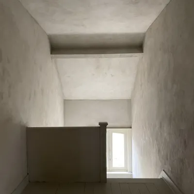 plaster-paint-på-vägg-från-kalklitir