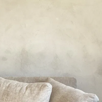 plaster-paint-på-vägg-från-kalklitir