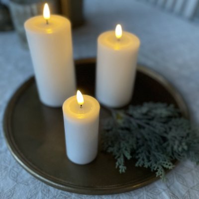 Ø5cm-LED-blockljus-i-vitt-höjd-10cm