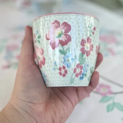 lattemugg-athea-mint-blommig-från-greengate