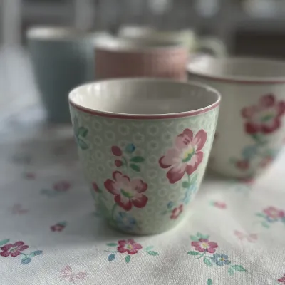 lattemugg-athea-mint-blommig-från-greengate