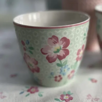 lattemugg-athea-mint-blommig-från-greengate