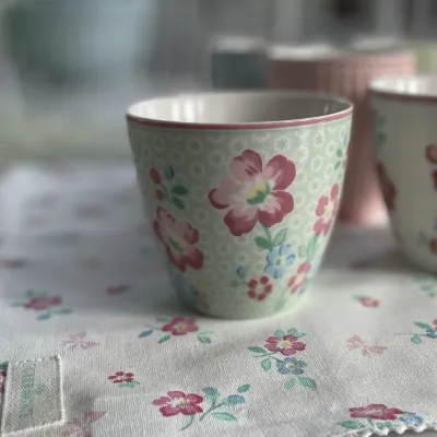 lattemugg-athea-mint-blommig-från-greengate